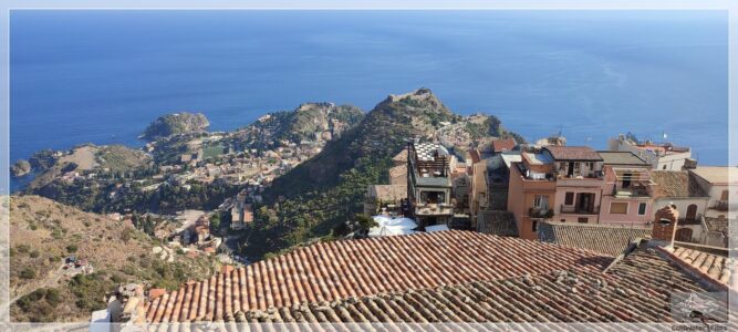 Blick von Castelmola auf Taormina, Sizilien, Italien